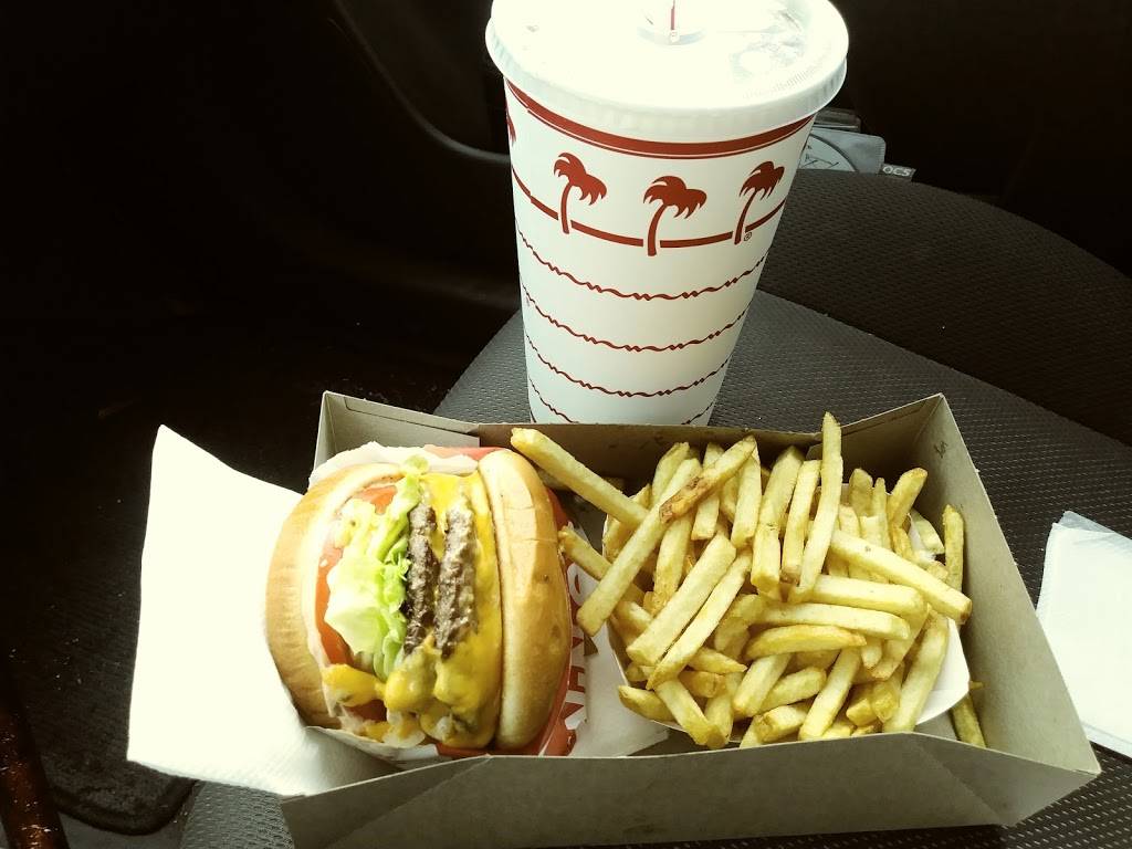 In-N-Out Burger | restaurant | 1933 S Mooney Blvd, Visalia, CA 93277, USA | 8007861000 OR +1 800-786-1000