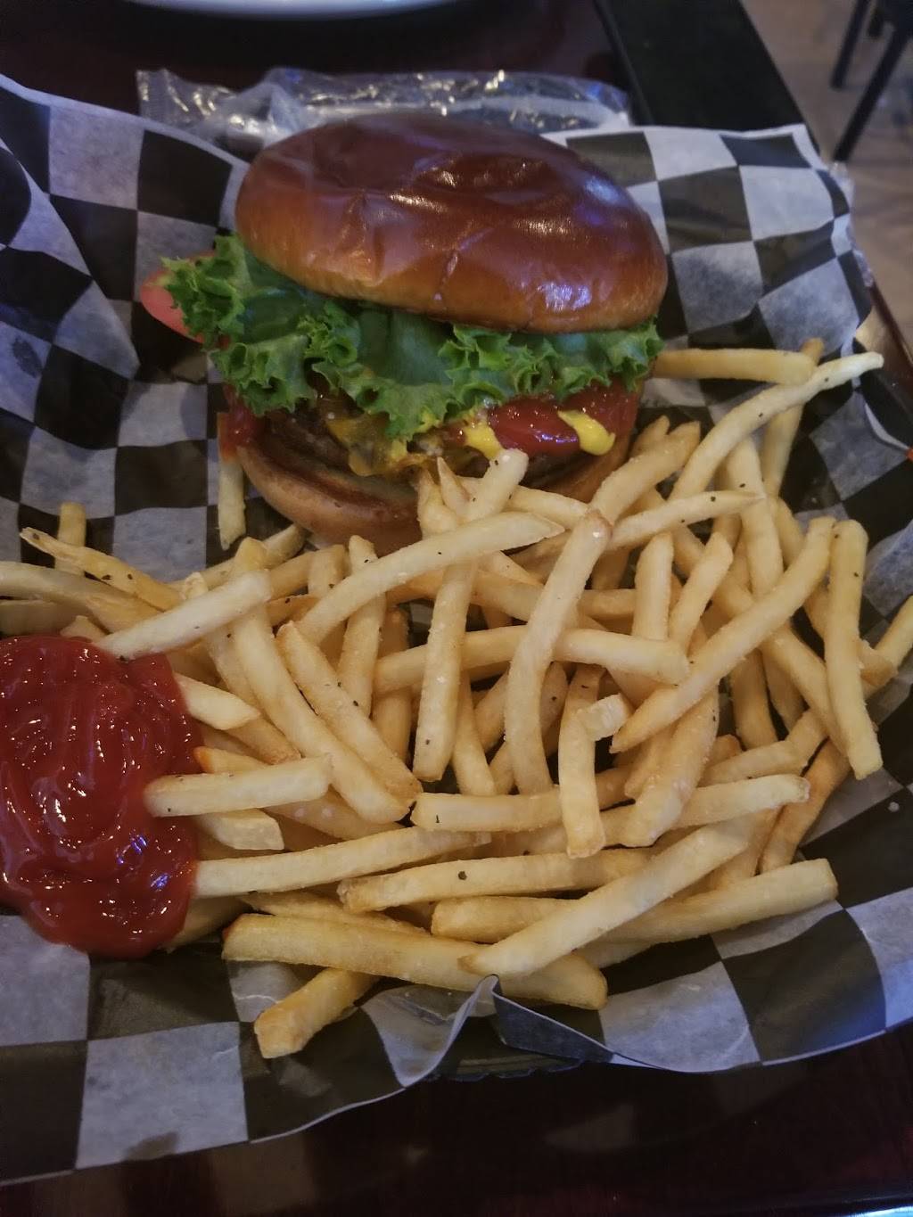 Maloneys Pub | restaurant | 239 N 2nd St, Eldridge, IA 52748, USA | 5632857675 OR +1 563-285-7675