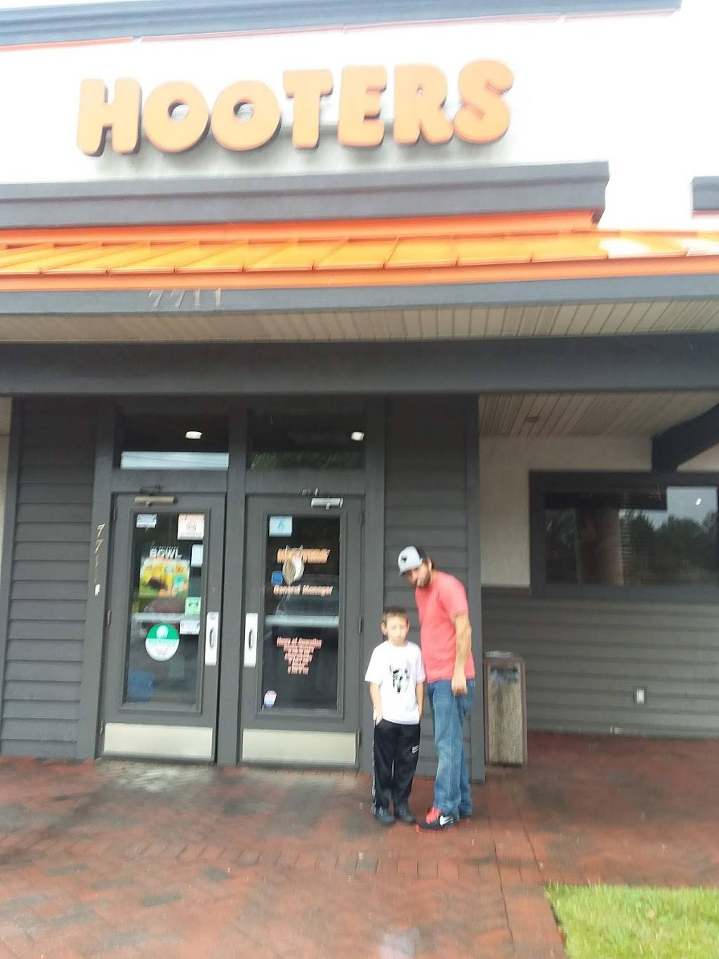 Hooters | restaurant | 7711 Two Notch Rd, Columbia, SC 29223, USA | 8034193456 OR +1 803-419-3456