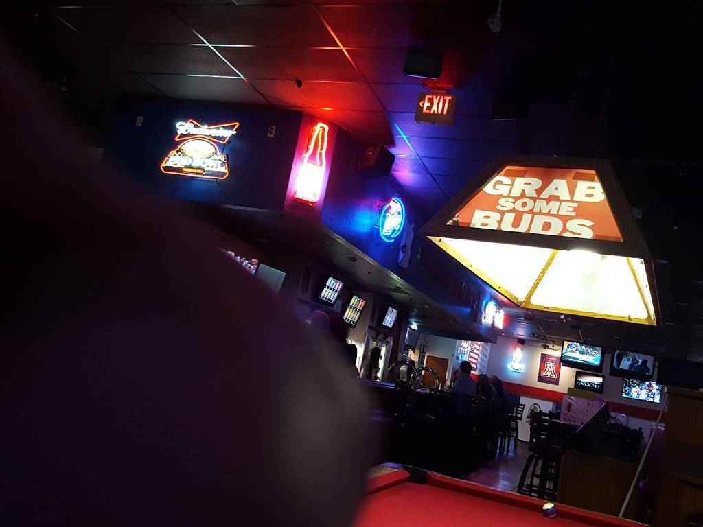 Famous Sams Sports Bar #17 | restaurant | 8058 N Oracle Rd, Tucson, AZ 85704, USA | 5205319464 OR +1 520-531-9464