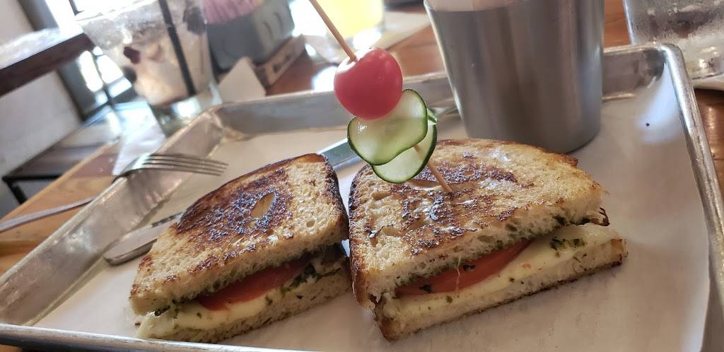 Dallas Grilled Cheese Co. (Bishop Arts) | restaurant | 310 W 7th St, Dallas, TX 75208, USA | 2149445515 OR +1 214-944-5515
