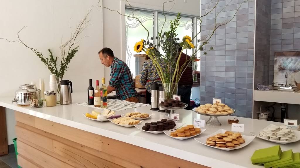 Wooden Table Cafe | cafe | 2300 Broadway, Oakland, CA 94612, USA | 5108796105 OR +1 510-879-6105