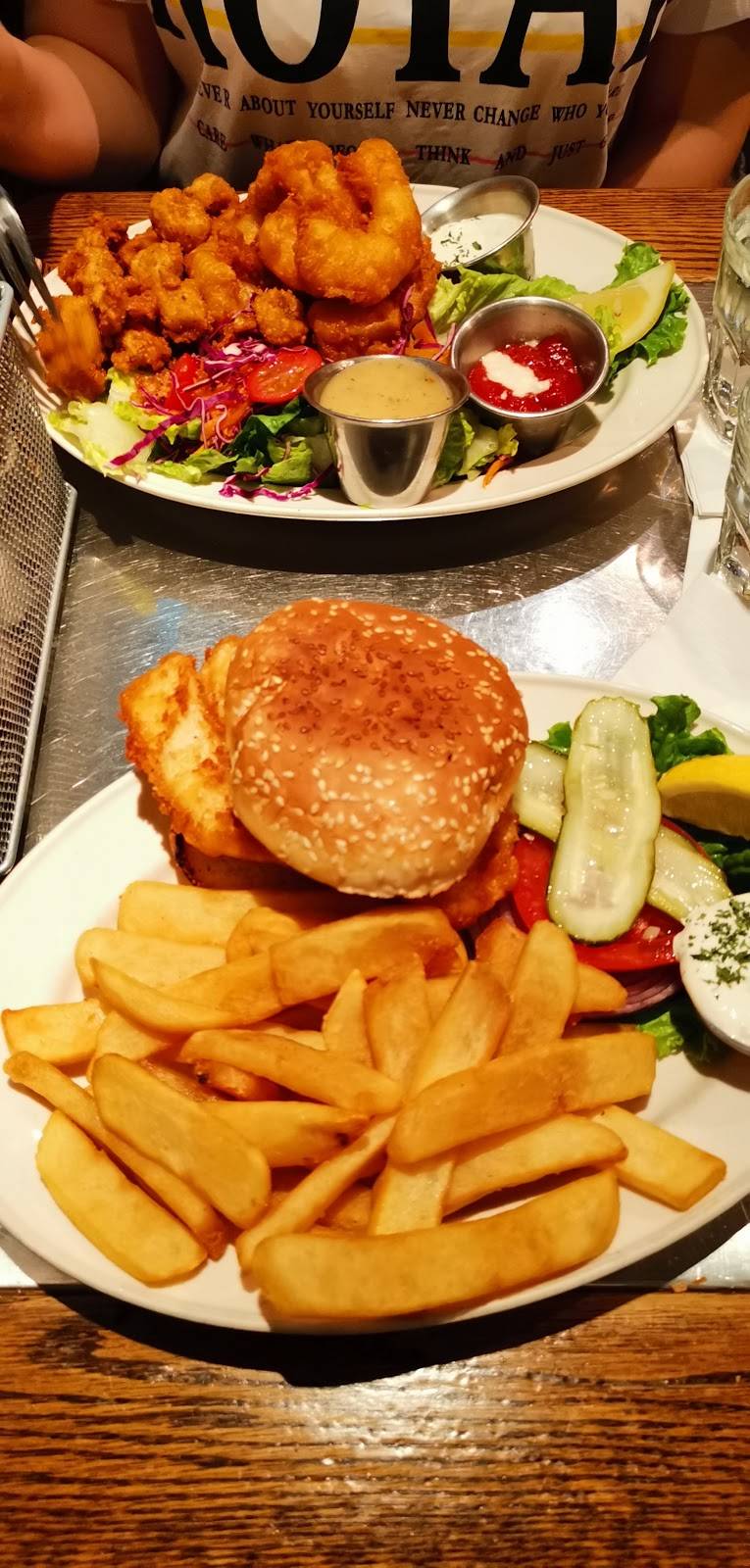 A.W. Shucks Cocktail & Oyster Bar | restaurant | Ocean Ave &, San Carlos St, Carmel-By-The-Sea, CA 93923, USA | 8316246605 OR +1 831-624-6605