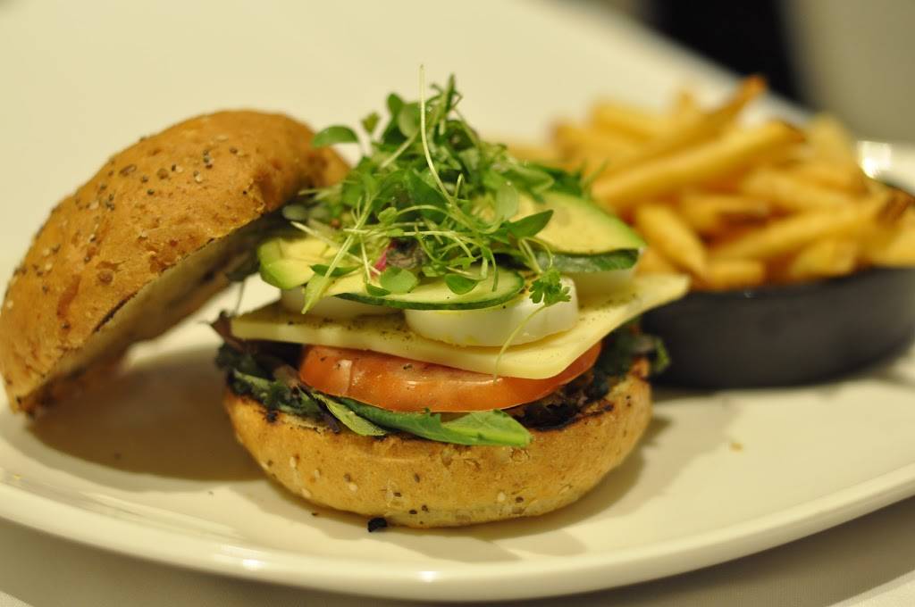 Quest Restaurant and Bar | restaurant | 6750 Mississauga Rd, Mississauga, ON L5N 2L3, Canada | 9055426741 OR +1 905-542-6741