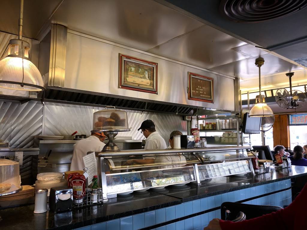 Deluxe Town Diner | restaurant | 627 Mt Auburn St, Watertown, MA 02472, USA | 6179268400 OR +1 617-926-8400