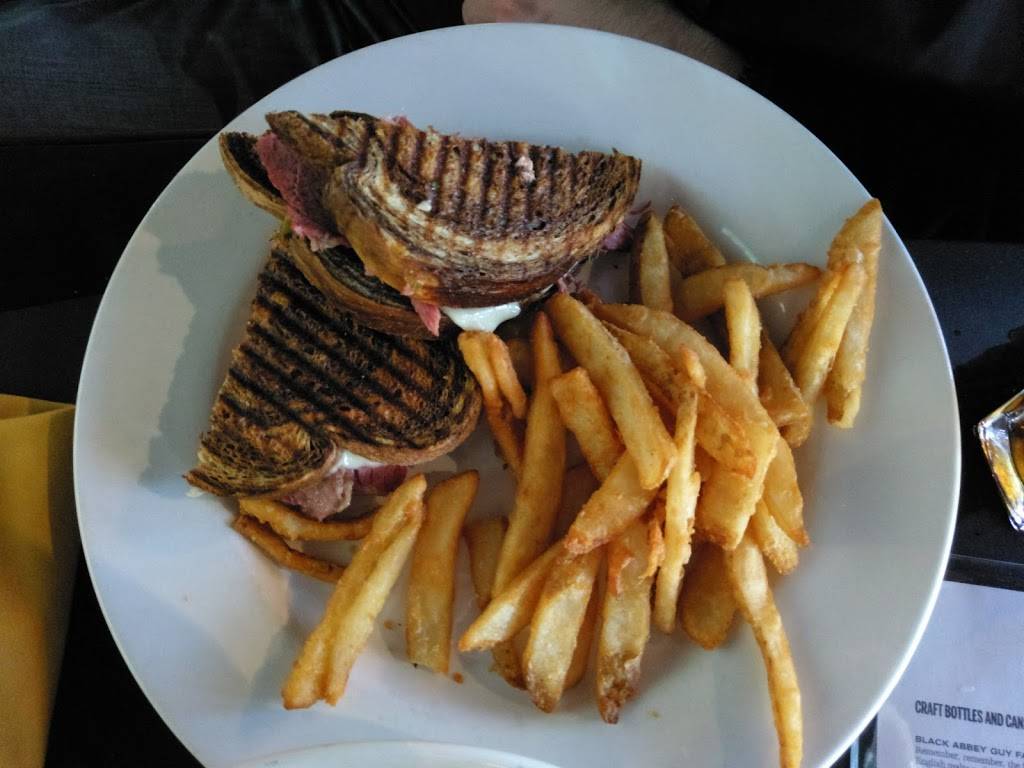 Fieldhouse Social | restaurant | 2525 University Commons Way, Knoxville, TN 37919, USA | 8655254481 OR +1 865-525-4481