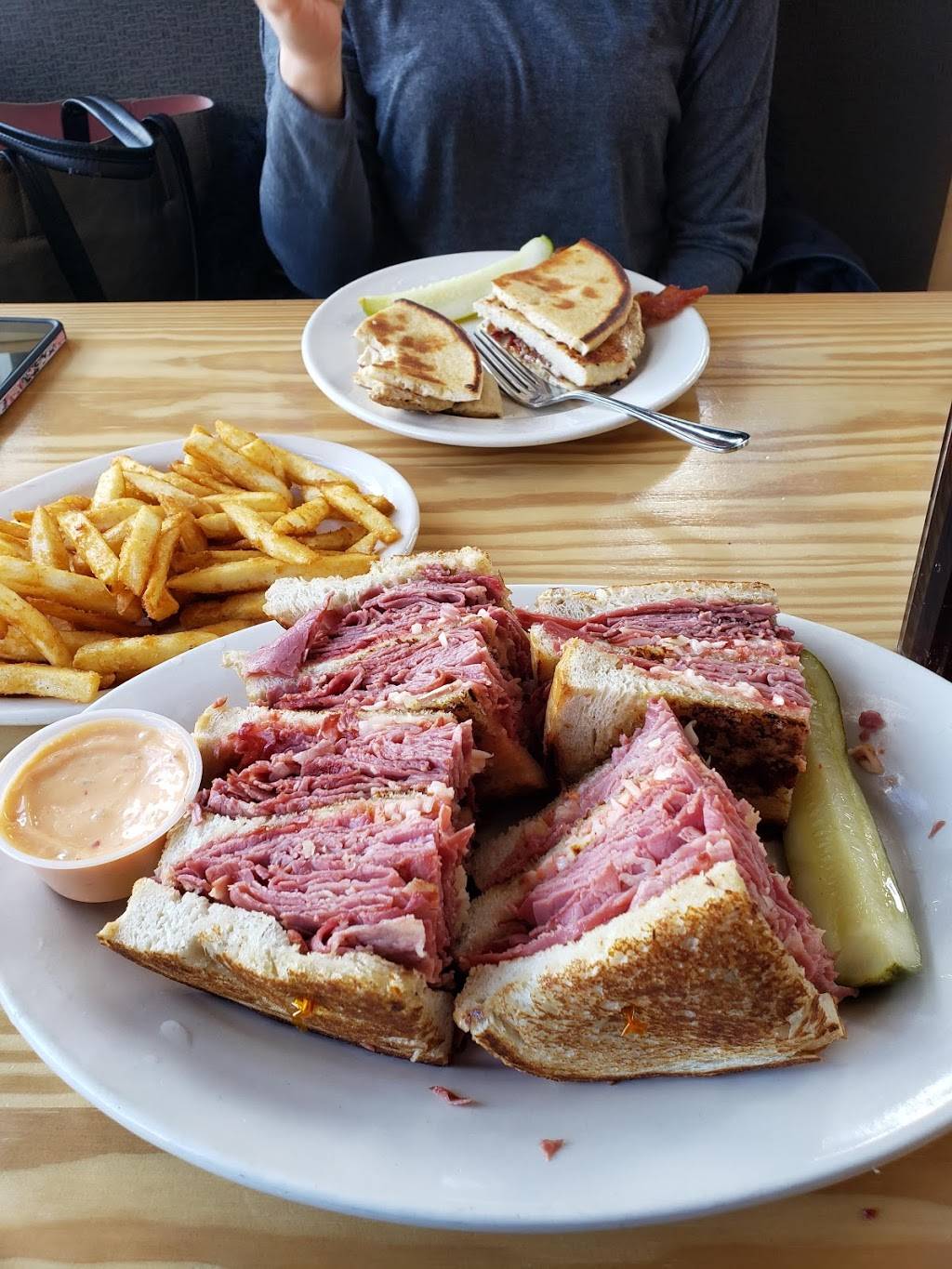 Franks Deli & Grill | restaurant | 3401-3445 Russell St, Detroit, MI 48207, USA | 3132859551 OR +1 313-285-9551