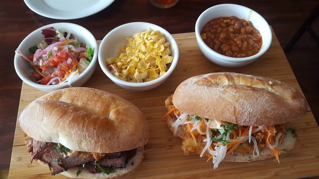 Saltlick Smokehouse | restaurant | 282 James St N, Hamilton, ON L8R 2L3, Canada | 2893896328 OR +1 289-389-6328