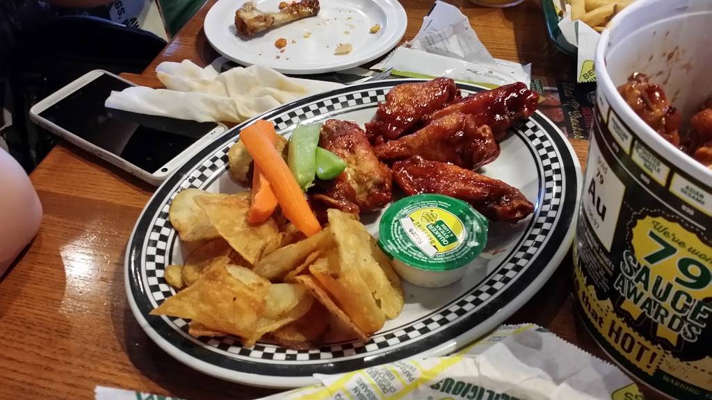 Quaker Steak & Lube | restaurant | 561 US Route 1, Edison, NJ 08817, USA | 7327779464 OR +1 732-777-9464