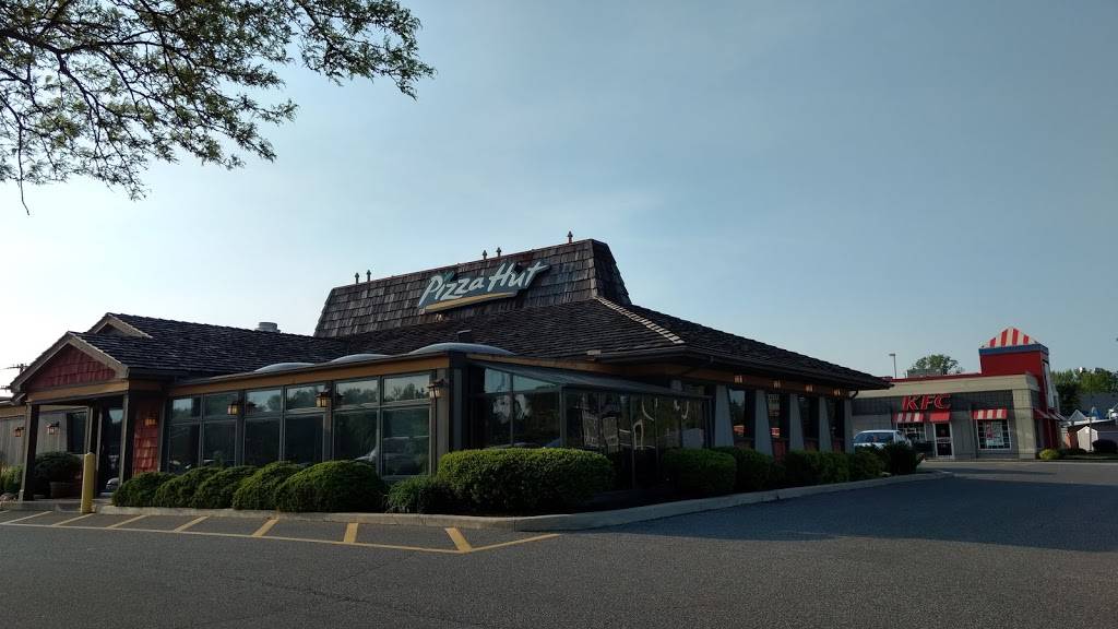 Pizza Hut | restaurant | 632 N Main St, Bluffton, IN 46714, USA | 2608245701 OR +1 260-824-5701