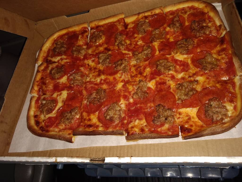 Farinacci Pizza | restaurant | 9385 Olde 8 Rd, Northfield, OH 44067, USA | 3304677919 OR +1 330-467-7919