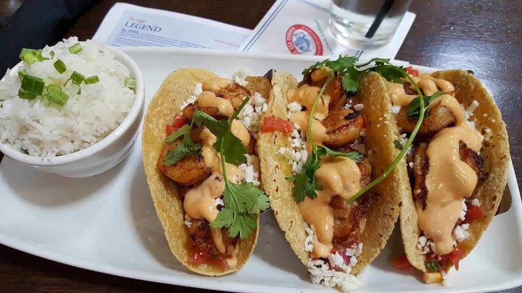 Legal Sea Foods | restaurant | Ronald Reagan Washington National Airport (DCA), 2401 S Smith Blvd, Arlington, VA 22202, USA | 5715515988 OR +1 571-551-5988