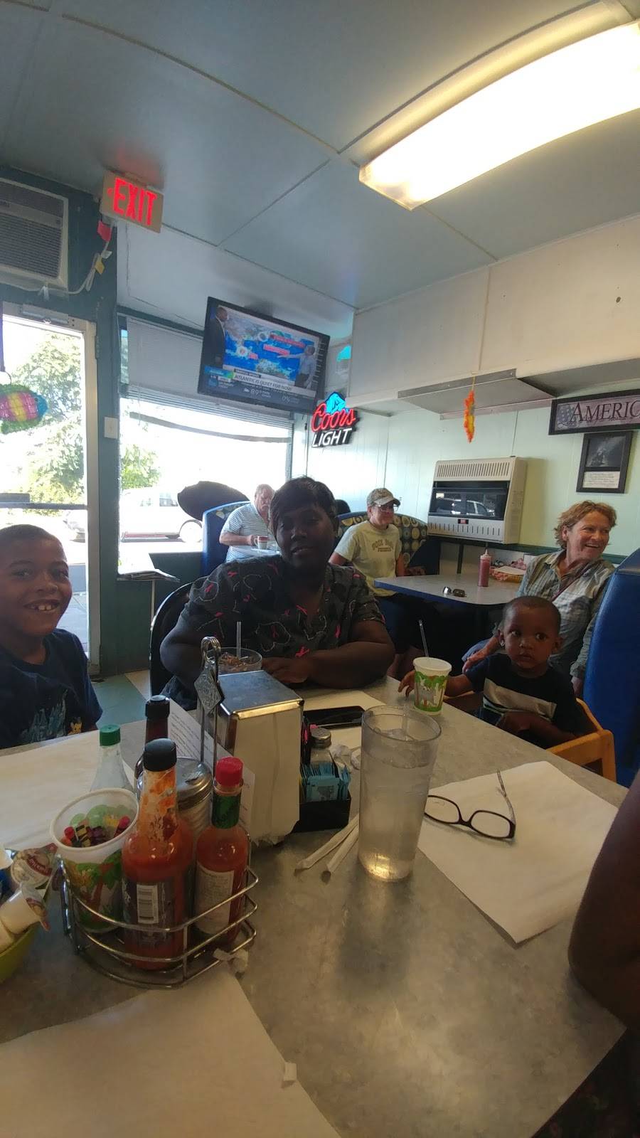 Mom & Pops Family Restaurant | restaurant | 103 S Main St, Hurlock, MD 21643, USA | 4109430222 OR +1 410-943-0222