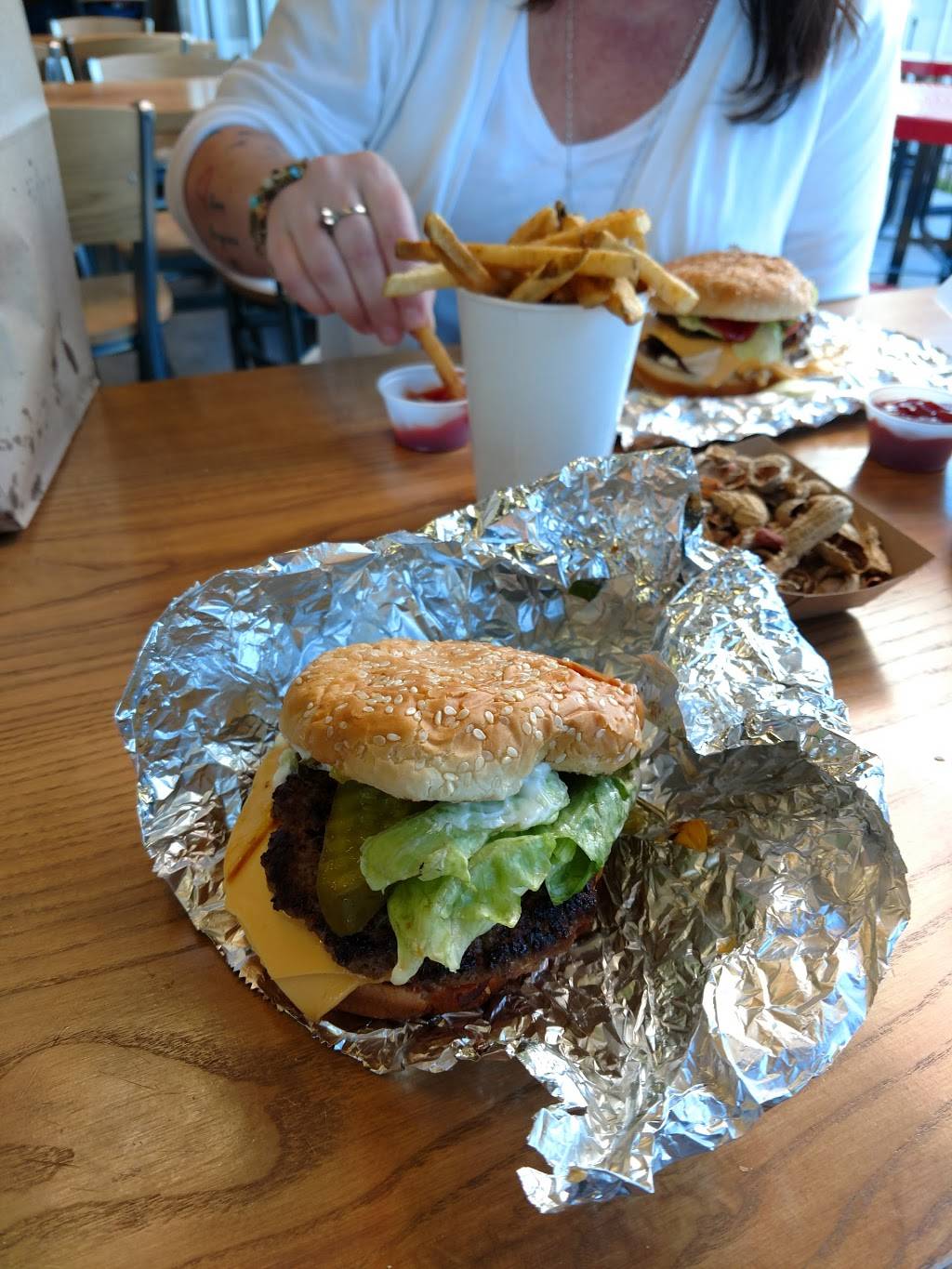 Five Guys | meal takeaway | 2800 41st St NW, Rochester, MN 55901, USA | 5072881464 OR +1 507-288-1464