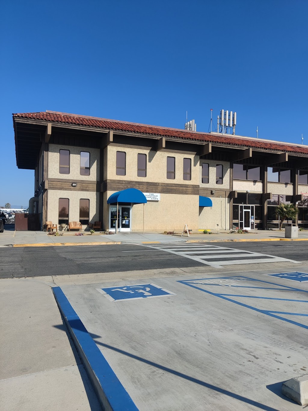 The Riverside Airport Cafe | cafe | 6951 Flight Rd, Riverside, CA 92504, USA | 9516883337 OR +1 951-688-3337