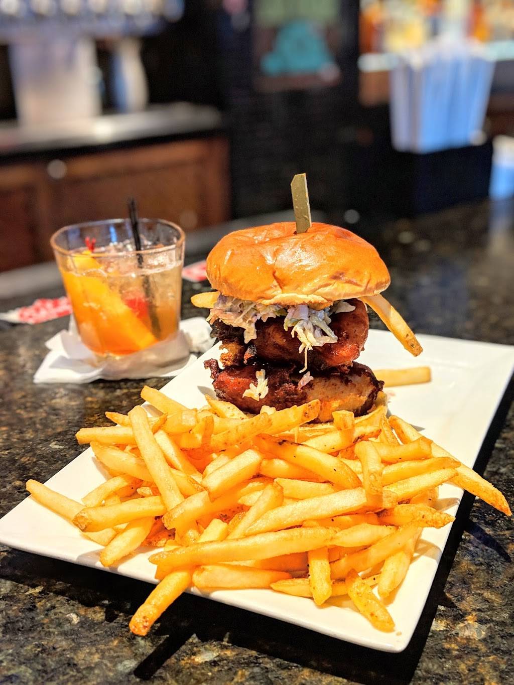 Bar Louie | night club | 320 23rd St S, Arlington, VA 22202, USA | 5713027420 OR +1 571-302-7420