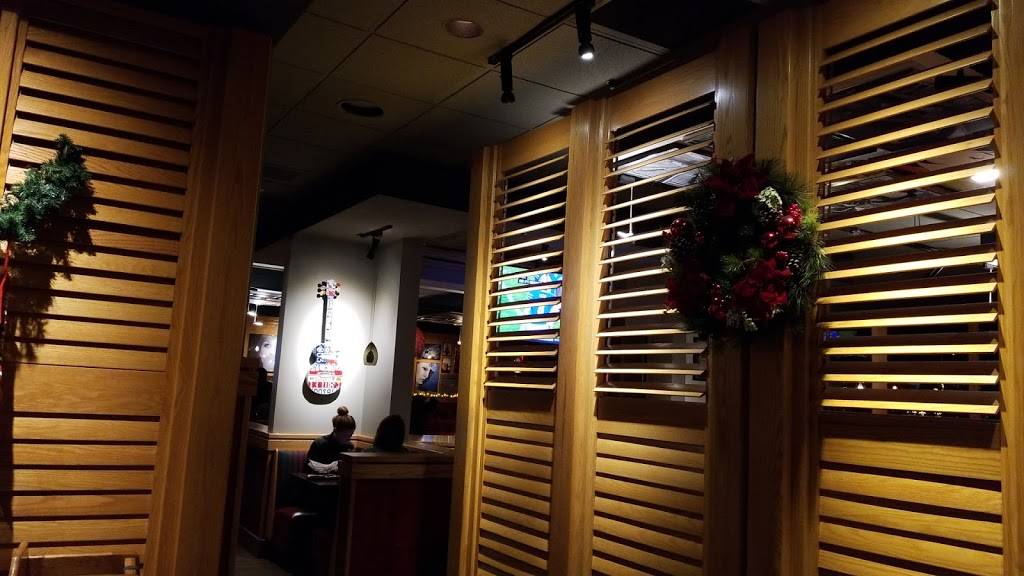 Red Robin Gourmet Burgers and Brews | restaurant | 950 Shaw Ave, Clovis, CA 93612, USA | 5592994500 OR +1 559-299-4500