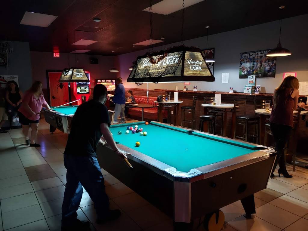 StingRays Bar & Grill | restaurant | 3112 FL-60 East, Valrico, FL 33594, USA | 8132785961 OR +1 813-278-5961