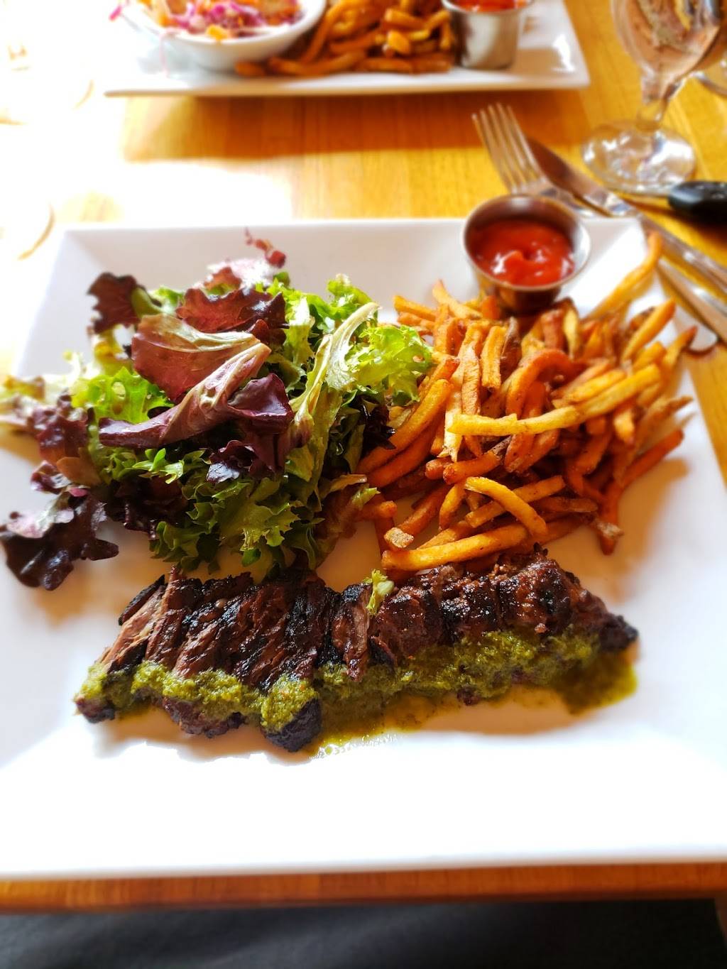 Crave | restaurant | 102 Main St, Ansonia, CT 06401, USA | 2037353300 OR +1 203-735-3300