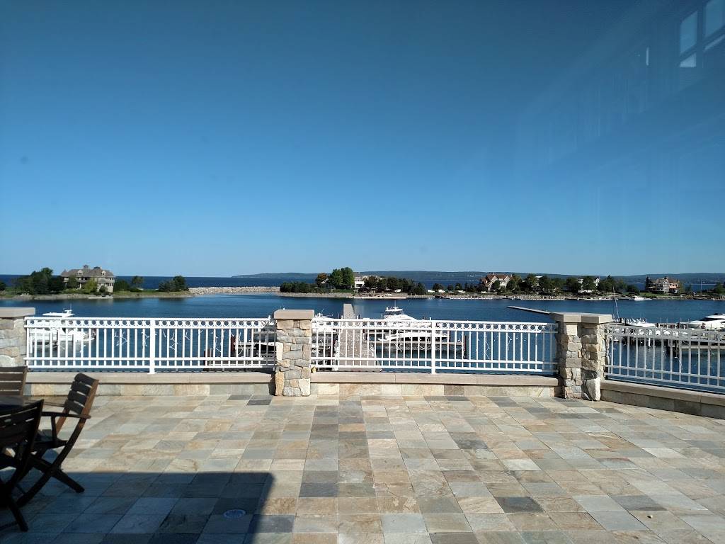 Bay Harbor Yacht Club | restaurant | 4300 Vista Dr, Petoskey, MI 49770, USA | 2314392100 OR +1 231-439-2100