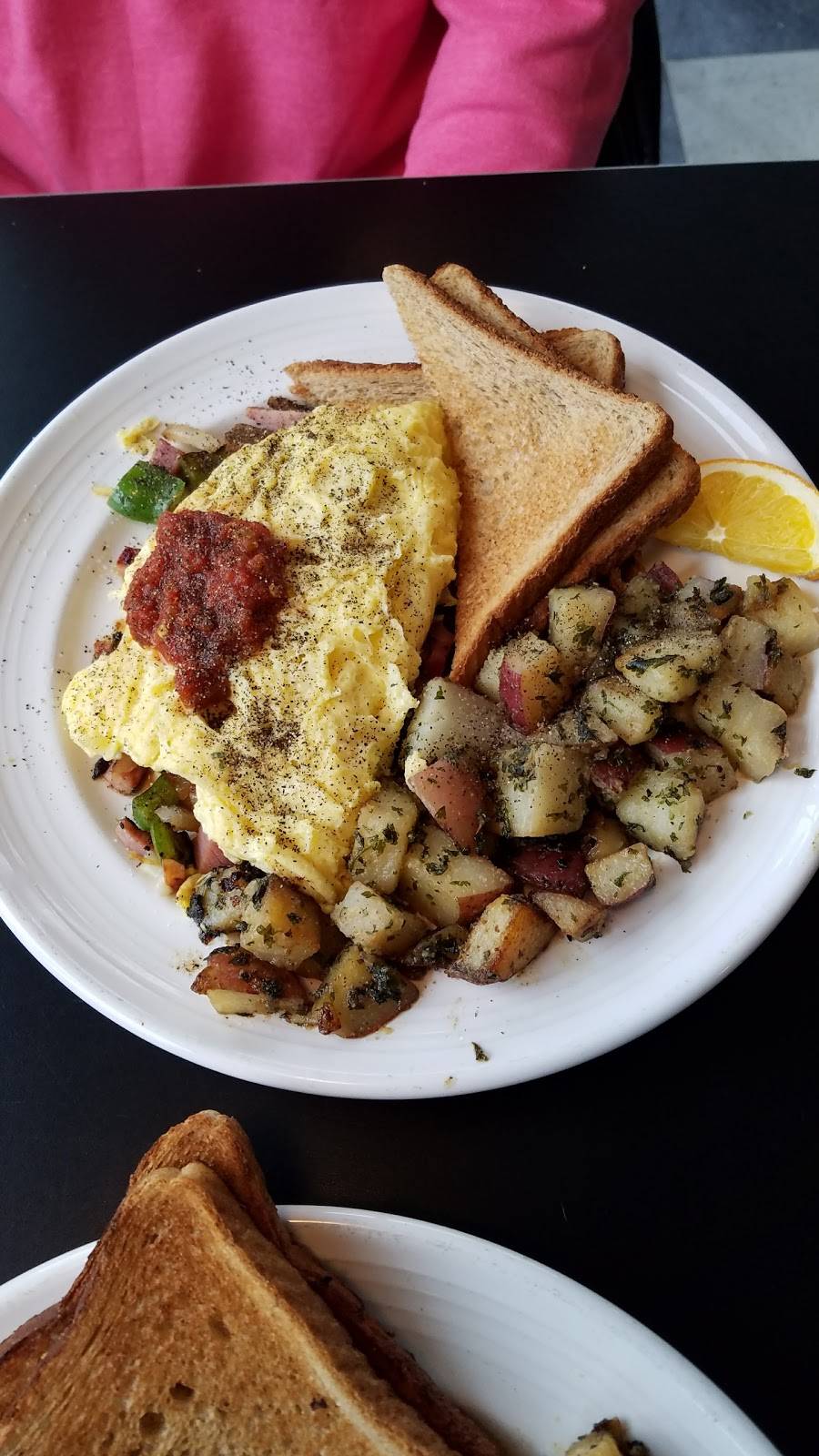 Squaretoes Restaurant | restaurant | 30 York St, Kennebunk, ME 04043, USA | 2079856636 OR +1 207-985-6636