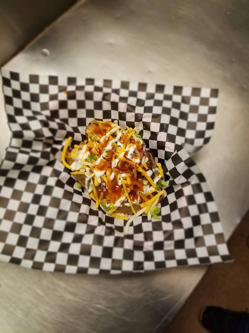 Buckets Burgers & Beer Garden | restaurant | 2014 S WW White Rd, San Antonio, TX 78222, USA | 2102512232 OR +1 210-251-2232