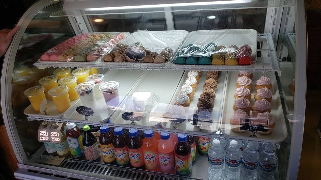 Dolys Delectables | bakery | 245 E Broadway, Long Beach, CA 90802, USA | 5624359400 OR +1 562-435-9400