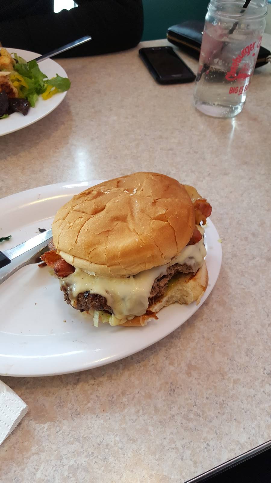 Cheeburger Cheeburger | restaurant | 2130 NJ-35, Holmdel, NJ 07733, USA | 7326715330 OR +1 732-671-5330