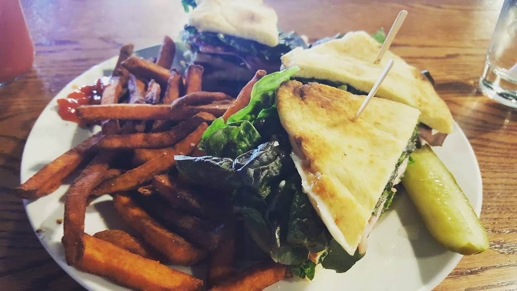 Roccos Bar & Grill | restaurant | 546 Market St, Colusa, CA 95932, USA | 5304588646 OR +1 530-458-8646