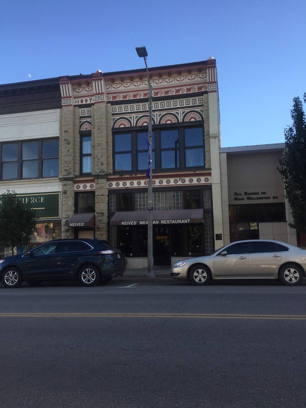 Neives Mexican Food & Catering | restaurant | 119 E 9th Ave, Winfield, KS 67156, USA | 6202297600 OR +1 620-229-7600