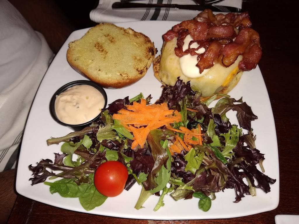 Carneys Irish Pub And Restaurant | restaurant | 136 Broadway, Amityville, NY 11701, USA | 6314644445 OR +1 631-464-4445