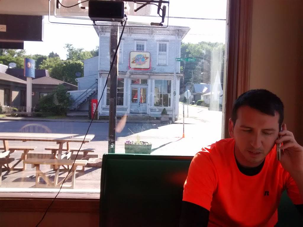 Lems Pizza | restaurant | 110 N Mill St, Fredericksburg, OH 44627, USA | 3306957111 OR +1 330-695-7111