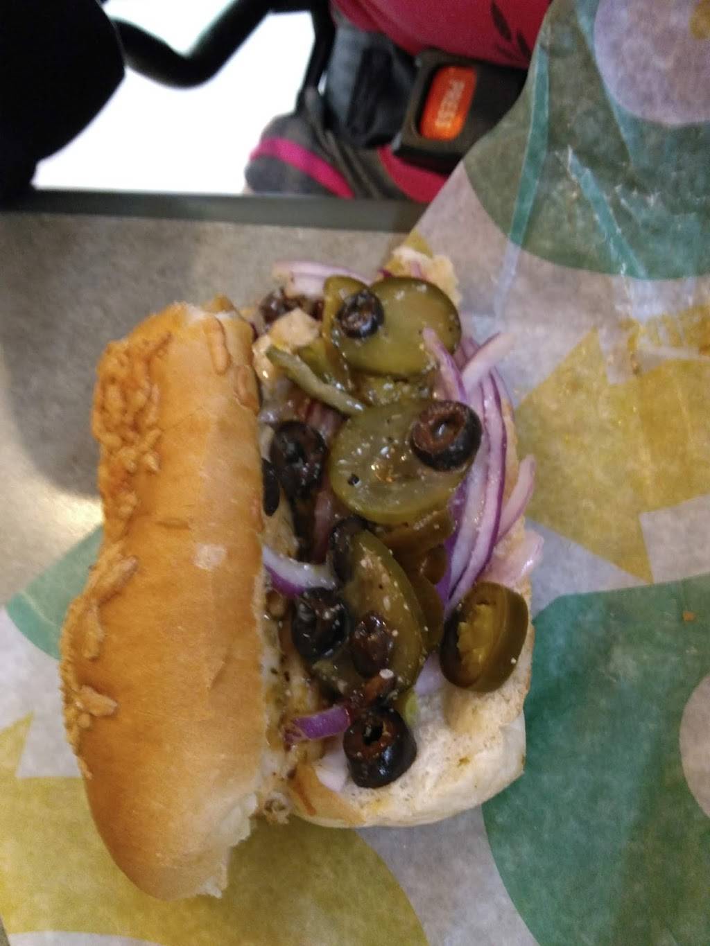 Subway | restaurant | 3930 44th Avenue Dr, Moline, IL 61265, USA | 3092770607 OR +1 309-277-0607