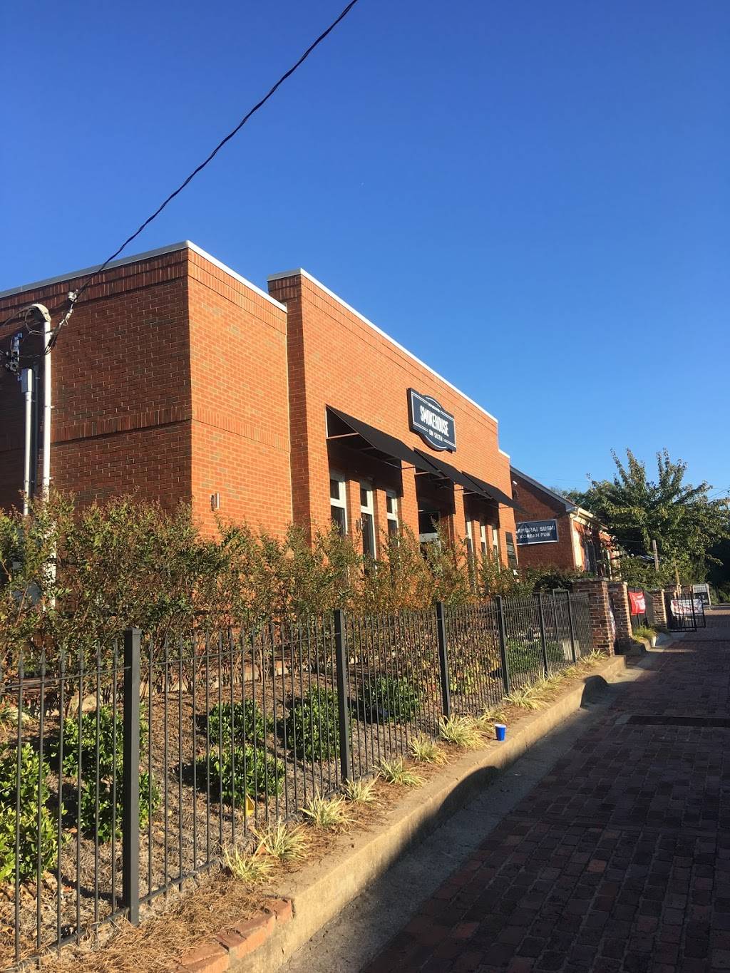 Smokehouse on Sixth | restaurant | 1318 6th Ave N, Nashville, TN 37208, USA | 6159537846 OR +1 615-953-7846