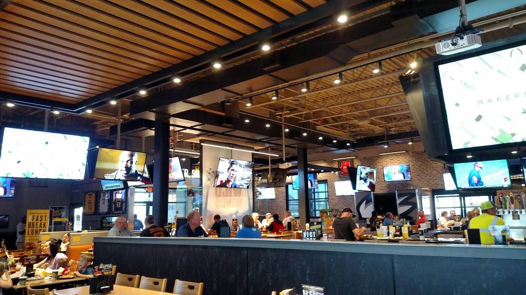 Buffalo Wild Wings | meal takeaway | 1311 Halfway Rd, Marion, IL 62959, USA | 6189979464 OR +1 618-997-9464