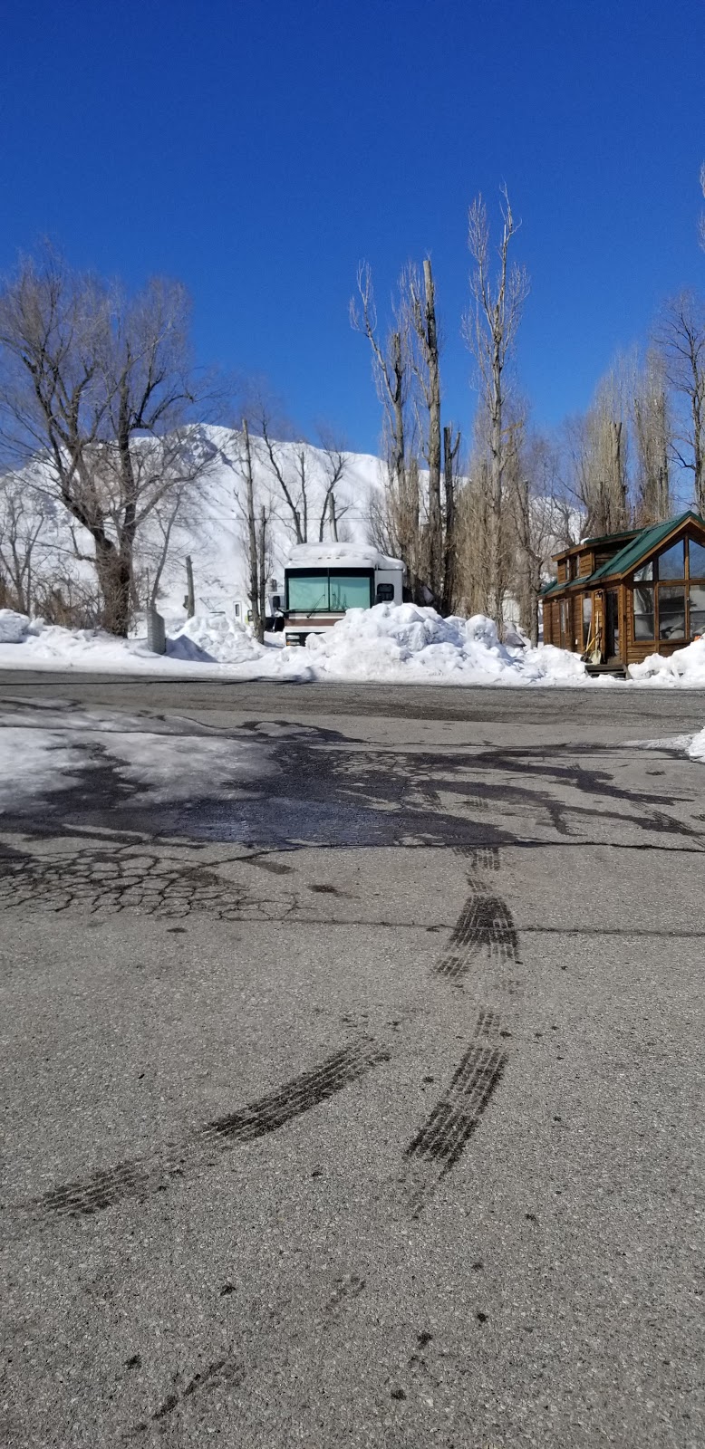 Crowley Lake General Store | meal takeaway | 474 S Landing Rd, Crowley Lake, CA 93546, USA | 7609354666 OR +1 760-935-4666