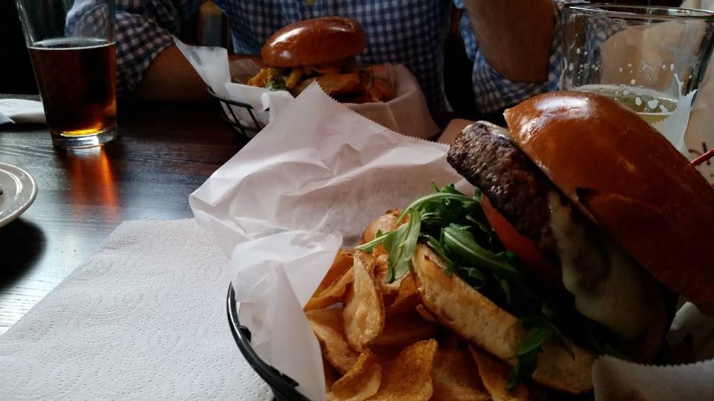 Plumbys Upstairs Burger Bar | restaurant | 140 Thames St, Newport, RI 02840, USA | 4018496334 OR +1 401-849-6334