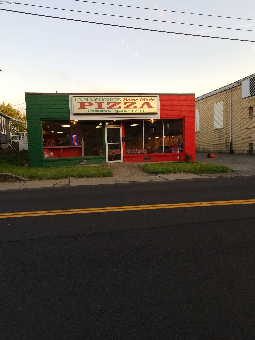 Ianazones Pizza | restaurant | 49 E Taggart St, East Palestine, OH 44413, USA | 3304261711 OR +1 330-426-1711