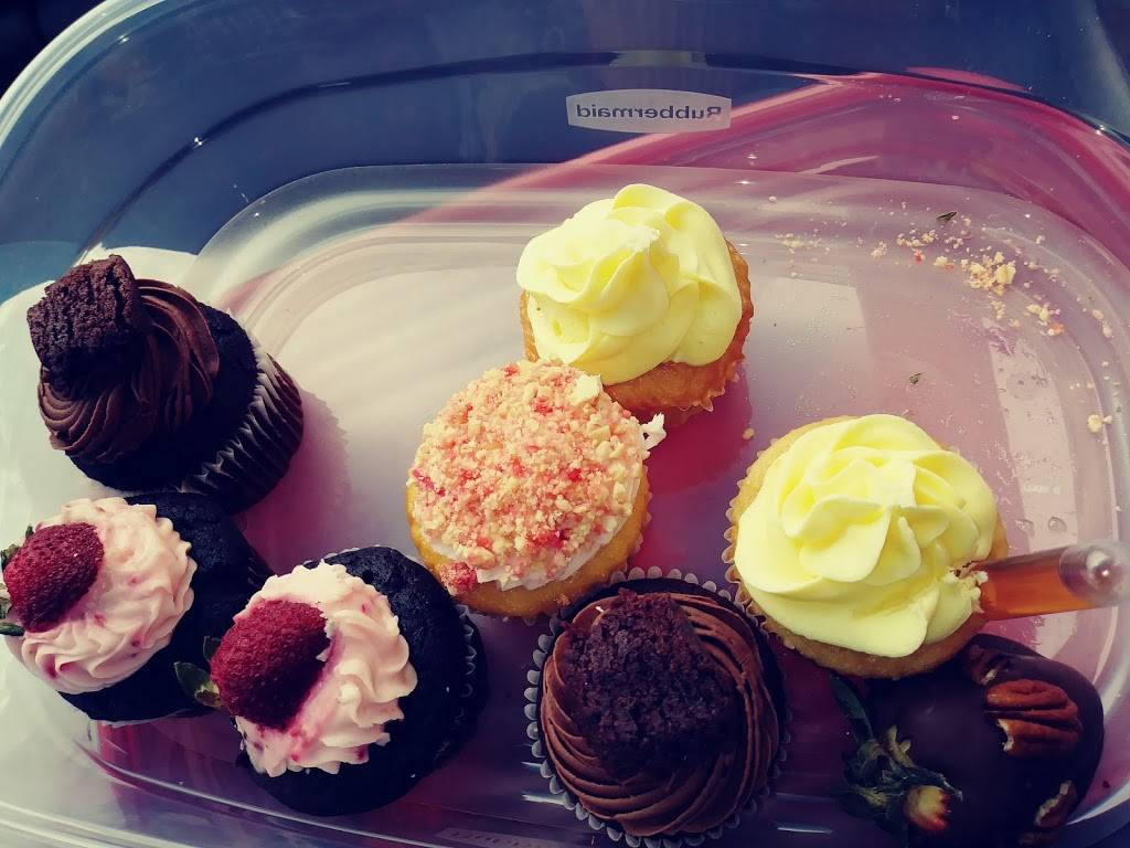 Bougie Berries Dessert Boutique | restaurant | 7157 W Burleigh St, Milwaukee, WI 53210, USA | 6624268443 OR +1 662-426-8443