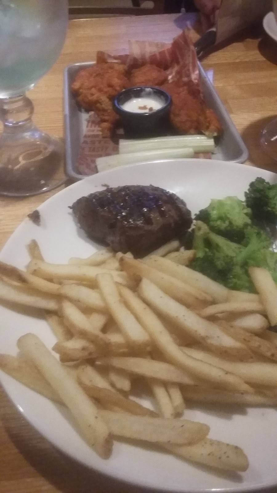 Applebees Grill + Bar | restaurant | 1921 Vaughn Rd, Wood River, IL 62095, USA | 6182581051 OR +1 618-258-1051