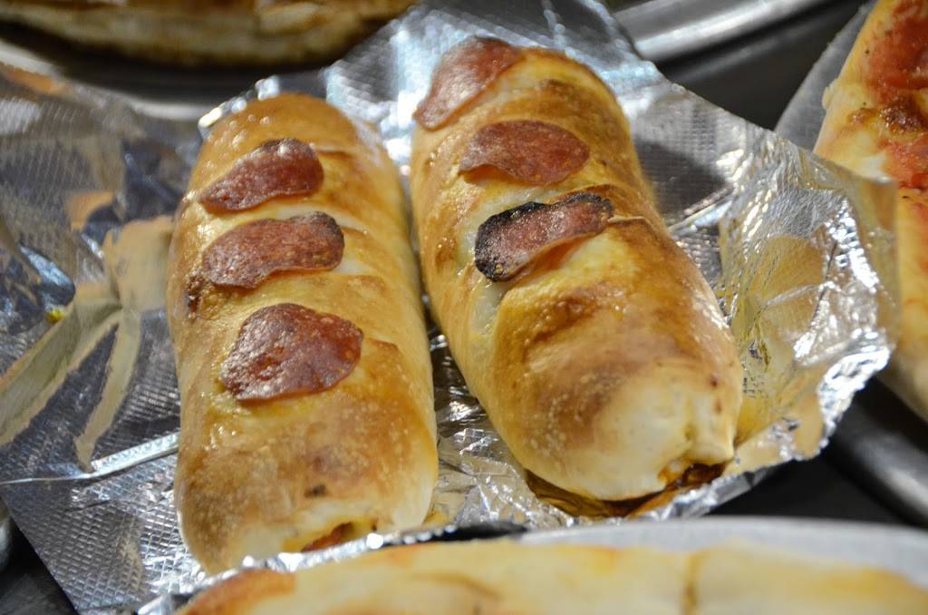 Johnnys Pizza Shop | restaurant | 2520 Golf Rd, Eau Claire, WI 54701, USA | 7155522725 OR +1 715-552-2725