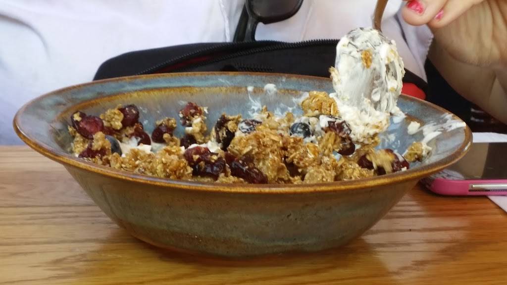 Lucky Hanks | restaurant | 218 Upper Main St, Edgartown, MA 02539, USA | 5089394082 OR +1 508-939-4082