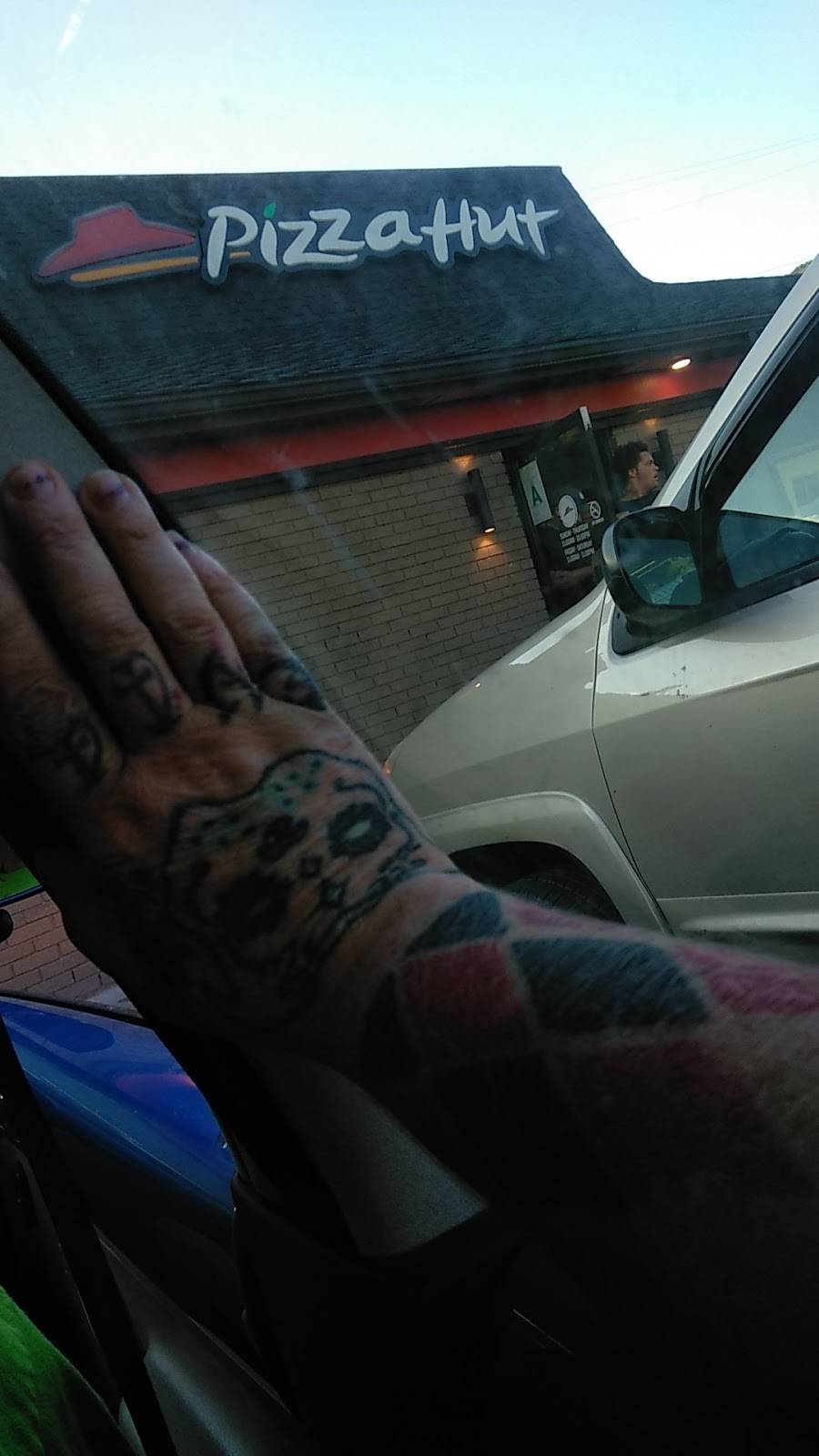 Pizza Hut | meal takeaway | 1208 E Main St, Cumberland, KY 40823, USA | 6065892325 OR +1 606-589-2325