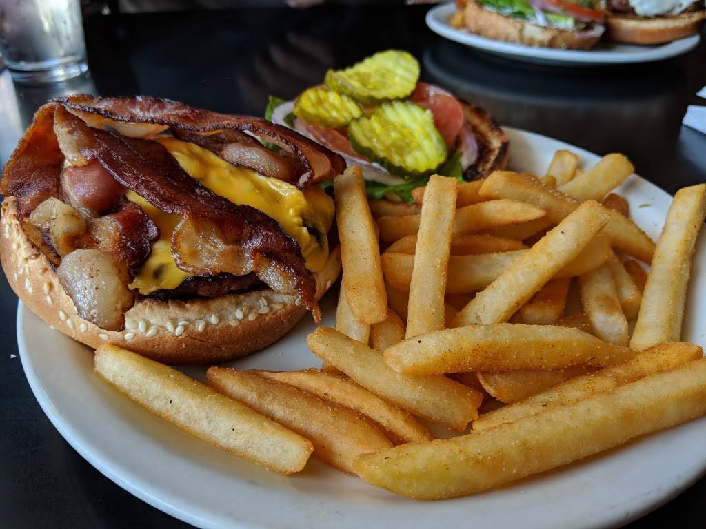 Barkin Dog Grill | restaurant | 940 11th St, Modesto, CA 95354, USA | 2095722341 OR +1 209-572-2341