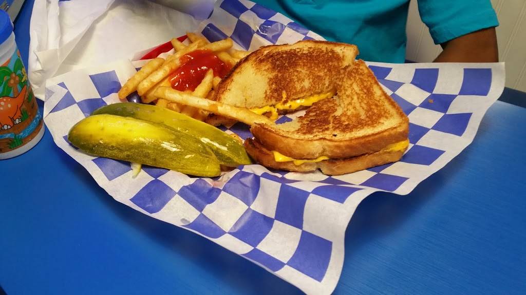 Point Burger Bar Milwaukee | restaurant | 10950 Good Hope Rd, Milwaukee, WI 53224, USA | 4147972970 OR +1 414-797-2970