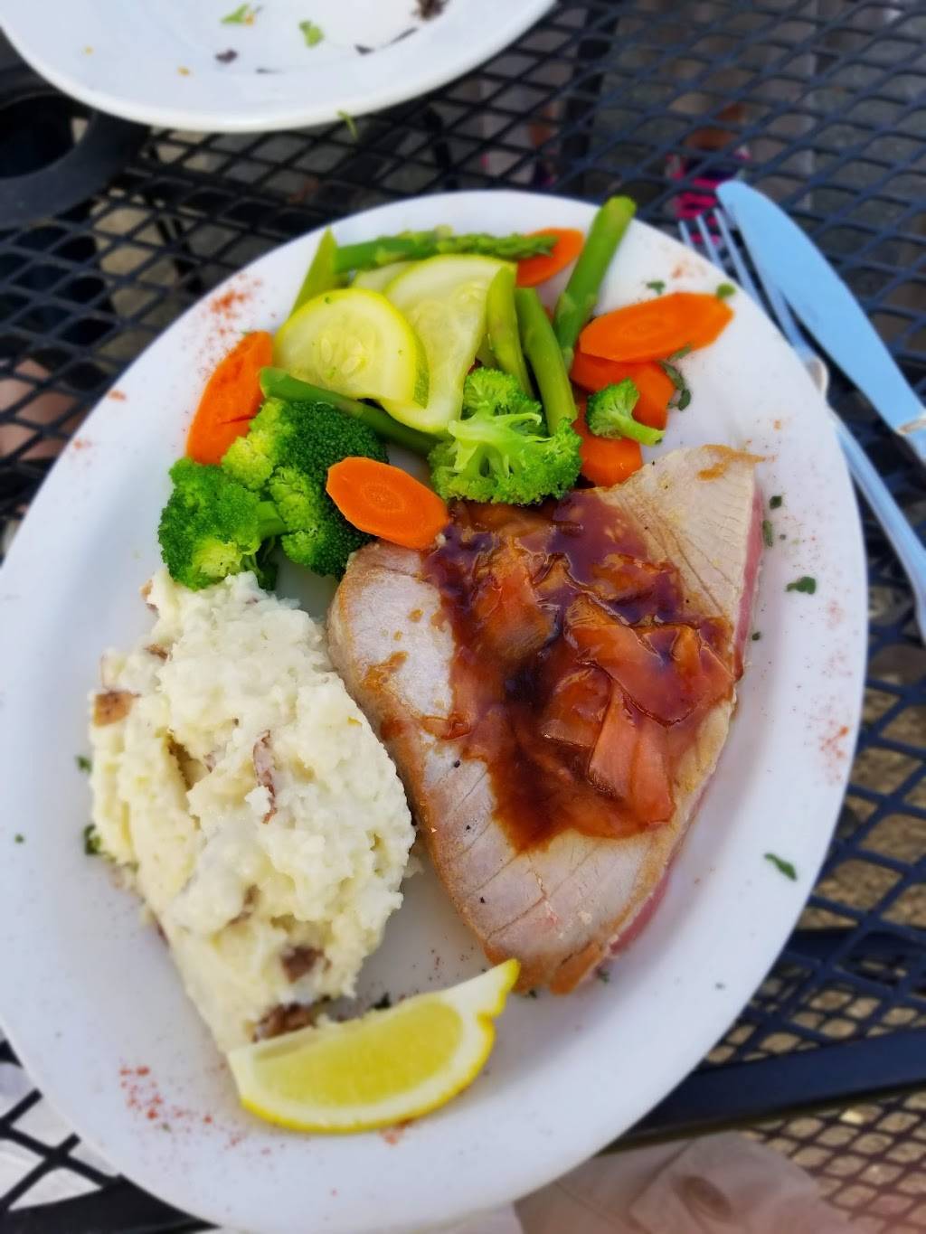 Spitfire Grill | restaurant | 3300 Airport Ave, Santa Monica, CA 90405, USA | 3103973455 OR +1 310-397-3455