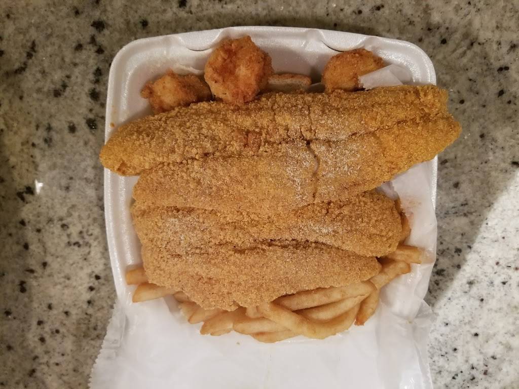 Sharks Fish & Chicken Express | restaurant | 101 E 51st St, Chicago, IL 60615, USA | 7739666896 OR +1 773-966-6896