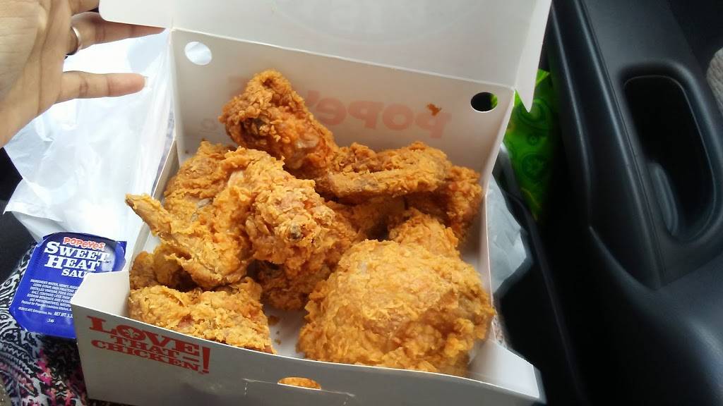 Popeyes Louisiana Kitchen | restaurant | 402 E Main St, Apopka, FL 32703, USA | 4078801766 OR +1 407-880-1766