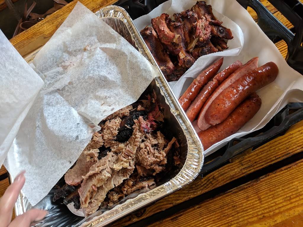 Rudys "Country Store" and Bar-B-Q | restaurant | 2400 N Interstate Hwy 35, Round Rock, TX 78681, USA | 5122442936 OR +1 512-244-2936