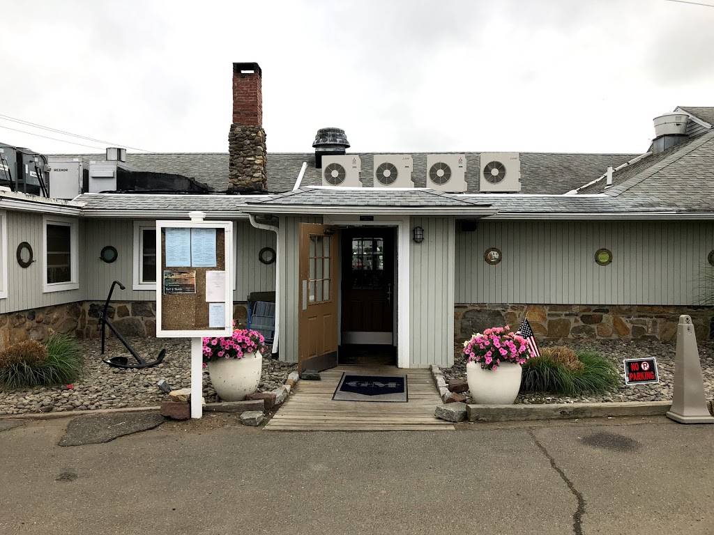 Guilford Mooring | restaurant | 505 Whitfield St, Guilford, CT 06437, USA | 2034582921 OR +1 203-458-2921